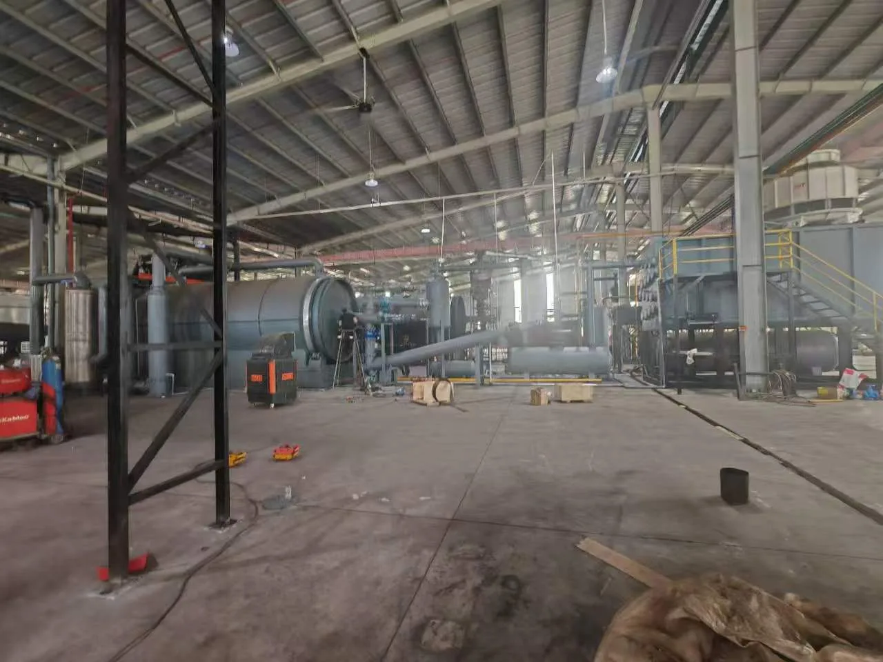 Full plant in an industrial hall